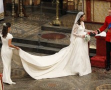 Uma noiva simples e elegante entra na Igreja com seu pai e irmã…